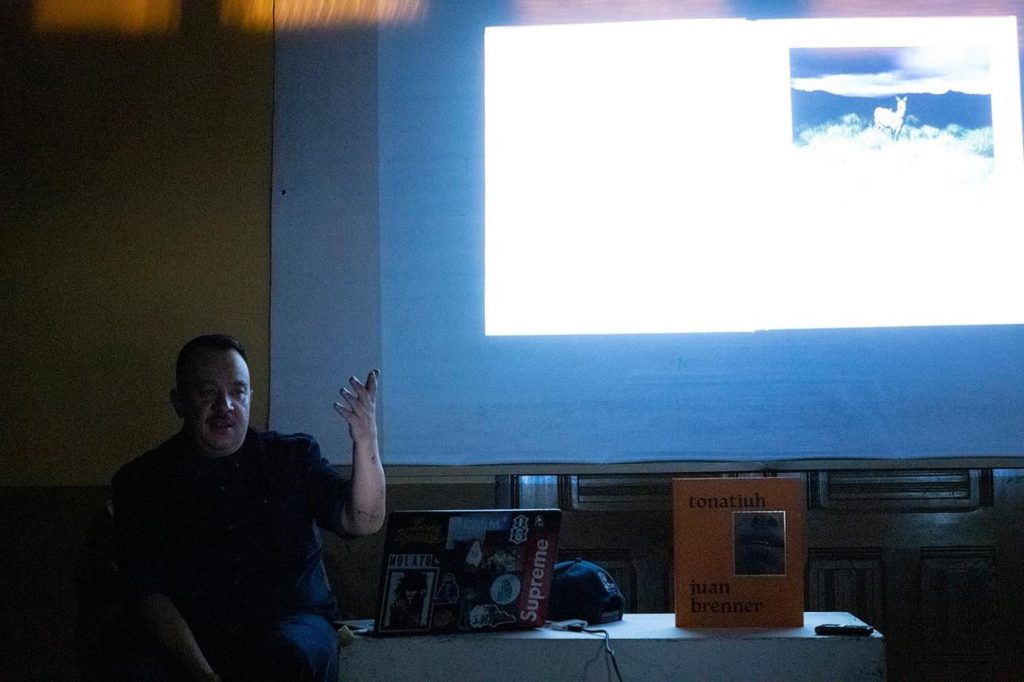 presentacion-fotolibro-tonatiuh-juan-brenner-presentando